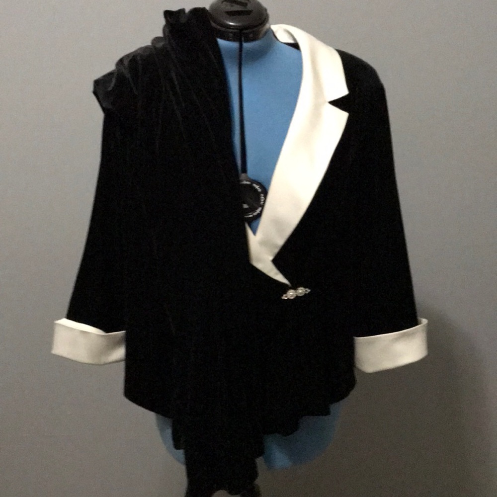 Formal velvet suit and nice diamond clasp.